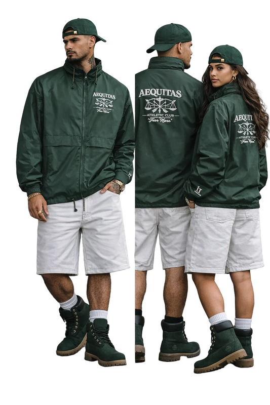 Two people wearing green jackets with 'ARQUITAS' branding, standing against a concrete wall.